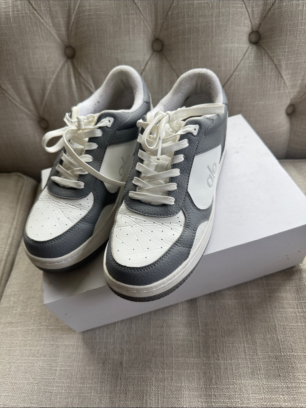 ALO Yoga women Men's White and Gray Low-Top Sneakers size 9 w (7.5 M)